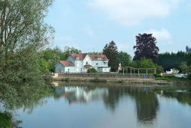 Cette demeure située sur la rive droite de la Seille, juste en aval du port de Louhans, est sur un emplacement anciennement dédié aux salines de Montmorot, financeurs de la canalisation de la Seille. A cet endroit, un plan (V.N.F ; Montceau-les-Mine… © Région Bourgogne-Franche-Comté, Inventaire du patrimoine
