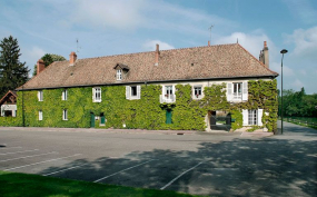 Cette demeure située sur la rive gauche de la Seille, juste en amont du port, est certainement une ancienne auberge. © Région Bourgogne-Franche-Comté, Inventaire du patrimoine