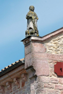 L'élévation de la façade présente une statue féminine (sainte Agnès ?) en amortissement à gauche. © Région Bourgogne-Franche-Comté, Inventaire du patrimoine