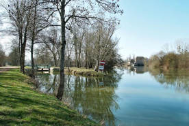 Vue d'ensemble du site d'écluse de Loisy sur la dérivation du canal. A droite, le moulin de Loisy. © Région Bourgogne-Franche-Comté, Inventaire du patrimoine