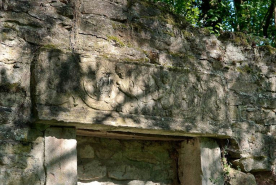 Ruines de l'église Saint-Maurice. Cette petite église possède encore un très beau linteau 16e siècle avec putti et arabesques. © Région Bourgogne-Franche-Comté, Inventaire du patrimoine