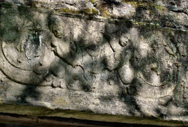 Ruines de l'église Saint-Maurice. Détail du très beau linteau 16e siècle avec putti et arabesques. © Région Bourgogne-Franche-Comté, Inventaire du patrimoine