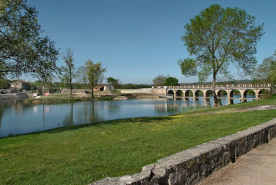 Barrage et pont de La Truchère à gauche, vus de la rive droite de la Seille. Complètement à gauche, écluse de La Truchère. © Région Bourgogne-Franche-Comté, Inventaire du patrimoine