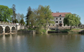 Barrage et pont de La Truchère à gauche, moulin à droite, vus de la rive droite de la Seille. © Région Bourgogne-Franche-Comté, Inventaire du patrimoine