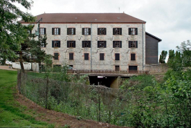 Vue de l'arrière du moulin avec le bief qui l'alimentait. © Région Bourgogne-Franche-Comté, Inventaire du patrimoine