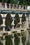 Vue rapprochée du barrage et du pont de La Truchère : plusieurs arches avec détail de la passerelle pour venir manoeuvrer les aiguilles. © Région Bourgogne-Franche-Comté, Inventaire du patrimoine