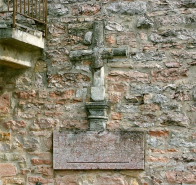 Maison située sur la rive droite de la Seille, sur le pignon : détail de la croix commémorative de la crue de la Seille de 1841. © Région Bourgogne-Franche-Comté, Inventaire du patrimoine