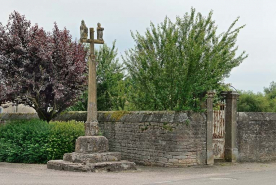 Croix de chemin au centre de La Truchère. © Région Bourgogne-Franche-Comté, Inventaire du patrimoine