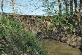 Pont ancien modifié par le passage d'une buse en béton. © Région Bourgogne-Franche-Comté, Inventaire du patrimoine