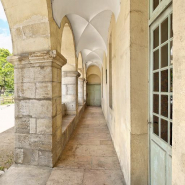Bâtiment en L, vue de la galerie nord. © Région Bourgogne-Franche-Comté, Inventaire du patrimoine