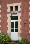 Pavillon de l'aile gauche : porte de l'ancienne pharmacie. © Région Bourgogne-Franche-Comté, Inventaire du patrimoine