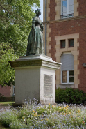 Statue de la marquise d'Aligre sur son piédestal, vue d'ensemble de trois quarts. © Région Bourgogne-Franche-Comté, Inventaire du patrimoine