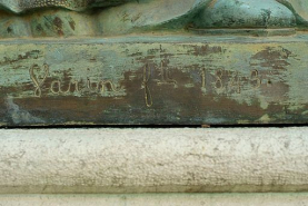 Statue de la marquise d'Aligre, signature du fondeur. © Région Bourgogne-Franche-Comté, Inventaire du patrimoine