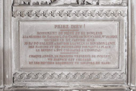 Détail de la travée centrale : inscription commémorative. © Région Bourgogne-Franche-Comté, Inventaire du patrimoine