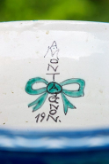 Détail : signature du faïencier Antoine Montagnon. © Région Bourgogne-Franche-Comté, Inventaire du patrimoine