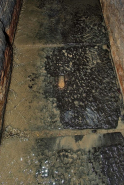 Deuxième galerie :  détail des dalles du sol. © Région Bourgogne-Franche-Comté, Inventaire du patrimoine