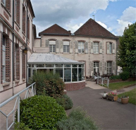 Façade sur cour du bâtiment situé dans l'angle nord-est. © Région Bourgogne-Franche-Comté, Inventaire du patrimoine