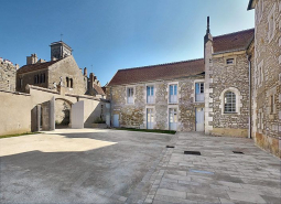 Vue prise de la partie ouest de la cour. © Région Bourgogne-Franche-Comté, Inventaire du patrimoine