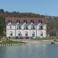 L'ancienne gare de Plombières-lès-Dijon transformée en logement, vue de face, avec le bassin du port au premier plan. © Région Bourgogne-Franche-Comté, Inventaire du patrimoine