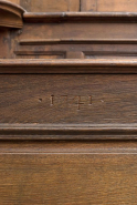 Détail de la date du pupitre du banc de choeur droit. © Région Bourgogne-Franche-Comté, Inventaire du patrimoine