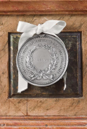 Médaille fixée au socle : avers. © Région Bourgogne-Franche-Comté, Inventaire du patrimoine