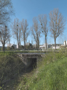 Déversoir du canal : en arrière-plan, le canal, puis les vannes du déversoir, le pont sur chemin de halage enjambant la rigole d'amenée de l'eau. © Région Bourgogne-Franche-Comté, Inventaire du patrimoine