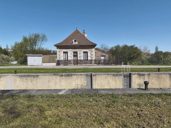 Vue d'ensemble du site d'écluse vu de face. © Région Bourgogne-Franche-Comté, Inventaire du patrimoine