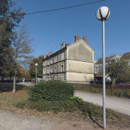 Façade sur port de la maison de perception : la différence de couleur d'enduit permet de repérer les travées ajoutées de part et d'autre du corps central. © Région Bourgogne-Franche-Comté, Inventaire du patrimoine