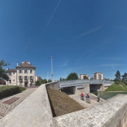 Sur cette vue d'aval du pont, on distingue des restes de l'ancienne maçonnerie des culées. © Région Bourgogne-Franche-Comté, Inventaire du patrimoine