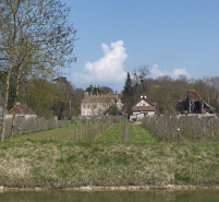 Le château de Bretenière, vu de la rive droite du canal. Au premier plan : des vergers. © Région Bourgogne-Franche-Comté, Inventaire du patrimoine