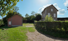 Vue de la maison de garde et de l'annexe. © Région Bourgogne-Franche-Comté, Inventaire du patrimoine