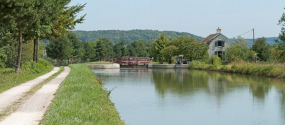 Vue du site d'écluse en amont. © Région Bourgogne-Franche-Comté, Inventaire du patrimoine