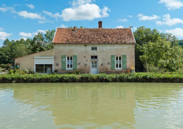 Vue de face de la maison de garde. © Région Bourgogne-Franche-Comté, Inventaire du patrimoine