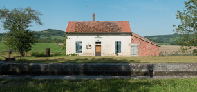 Vue de face de la maison éclusière. © Région Bourgogne-Franche-Comté, Inventaire du patrimoine