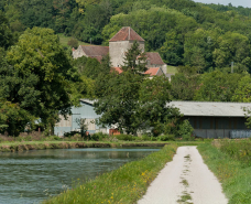 Vue du château depuis le canal. © Région Bourgogne-Franche-Comté, Inventaire du patrimoine