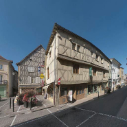 Vue d'ensemble : maison à pan de bois à l'angle de la rue de Gaulle et de la place des Halles. © Région Bourgogne-Franche-Comté, Inventaire du patrimoine