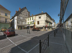 Vue large de la place et de la maison. © Région Bourgogne-Franche-Comté, Inventaire du patrimoine