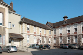 Façades postérieures des corps de bâtiment à droite de l'entrée de la cour. © Région Bourgogne-Franche-Comté, Inventaire du patrimoine