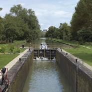 Vue sur l'église depuis le site d'écluse 109 du versant Yonne. © Région Bourgogne-Franche-Comté, Inventaire du patrimoine