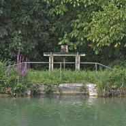Le déversoir vu du canal : maçonnerie du déversoir, garde-corps et vanne. © Région Bourgogne-Franche-Comté, Inventaire du patrimoine