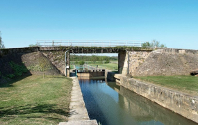 Vue d'ensemble du site d'écluse de La Truchère : pont sur écluse. © Région Bourgogne-Franche-Comté, Inventaire du patrimoine