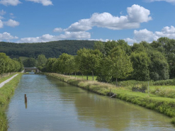 Réseau hydraulique autour de la rigole du Tillot avec pont autoroutier au fond. © Région Bourgogne-Franche-Comté, Inventaire du patrimoine