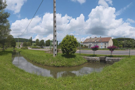 La rigole d'alimentation rive droite en aval du site d'écluse 16. © Région Bourgogne-Franche-Comté, Inventaire du patrimoine