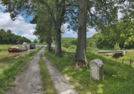 La borne dans son environnement. © Région Bourgogne-Franche-Comté, Inventaire du patrimoine