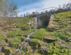 L'Ouche reçoit le trop-plein du canal venu par le déversoir. © Région Bourgogne-Franche-Comté, Inventaire du patrimoine