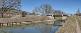 Le pont vu d'amont. On distingue le château d'Eguilly sur la gauche, ainsi qu'un pont en pierre. © Région Bourgogne-Franche-Comté, Inventaire du patrimoine