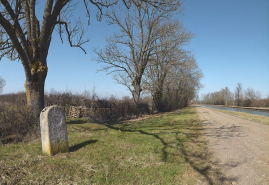 La borne 140 dans son environnement. © Région Bourgogne-Franche-Comté, Inventaire du patrimoine