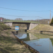 Vue d'ensemble du pont. Le port de Beurizot à l'arrière-plan. © Région Bourgogne-Franche-Comté, Inventaire du patrimoine