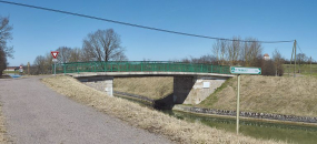 Vue d'ensemble du pont. A l'arrière-plan : Saint-Thibault. © Région Bourgogne-Franche-Comté, Inventaire du patrimoine