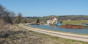 Le site d'écluse vu d'amont. Barge et pousseur. © Région Bourgogne-Franche-Comté, Inventaire du patrimoine